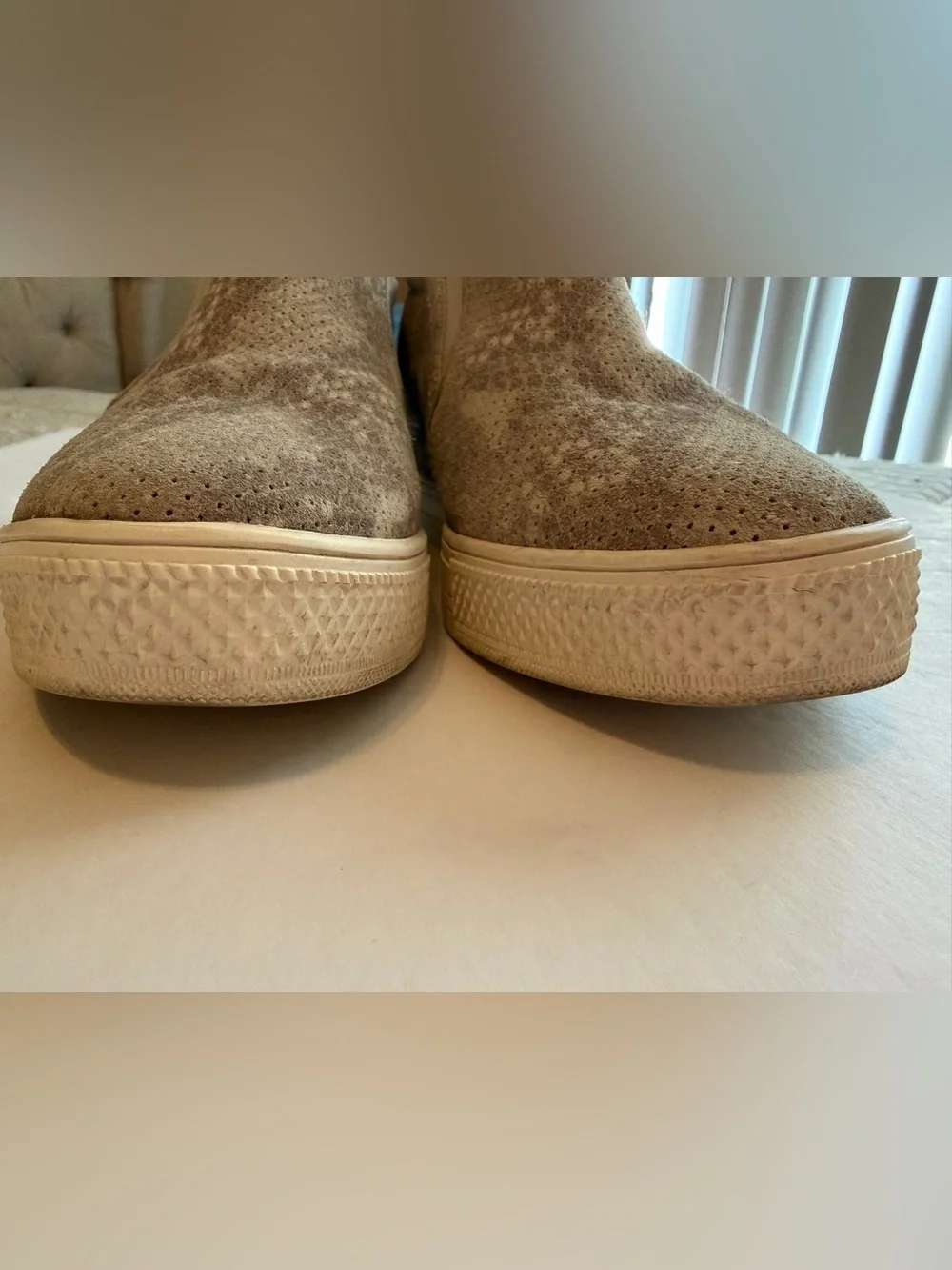 Caslon Allie Gray Suede Python Snakeskin Hidden Wedge Sneaker Women’s Size 7
